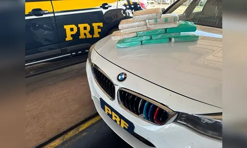 PRF apreende quase 14 quilos de cocaína em carro de luxo no Paraná