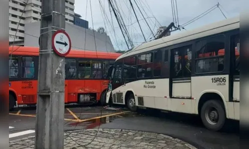 Acidente entre dois ônibus deixa 40 feridos em Curitiba