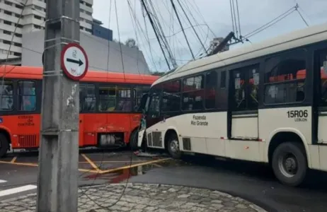 A batida aconteceu na esquina da Avenida Visconde de Guarapuava com a Travessa da Lapa, no centro de Curitiba