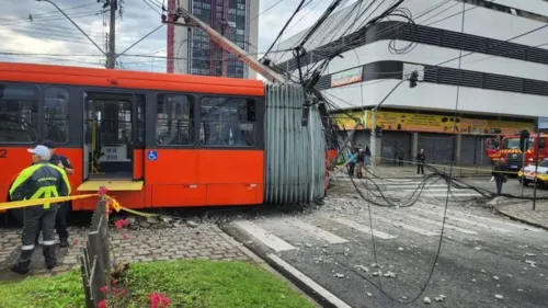 A colisão envolveu diversas equipes de resgate