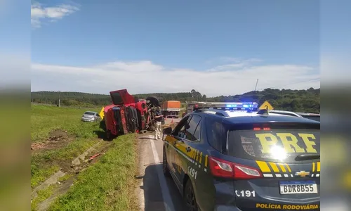 Tombamento de caminhão interdita BR-277 sentido Ponta Grossa