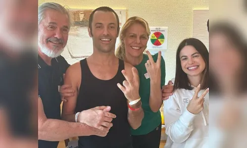 A mãe de Kayky Brito, Sandra Brito postou foto do ator no momento da alta