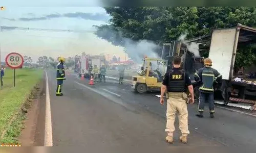 Incêndio destrói caminhão carregado com folhas de sulfite
