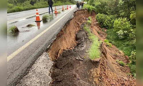 PR-170 é parcialmente bloqueada após deslizamento de terra