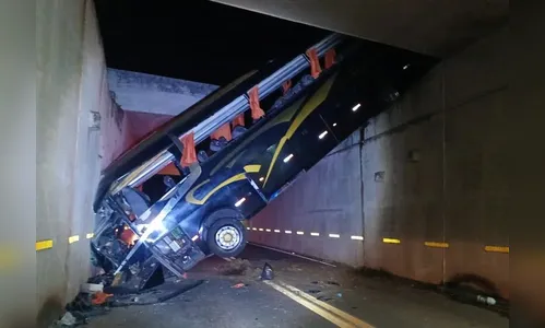 Ônibus cai em vão de viaduto e deixa ao menos 30 passageiros feridos