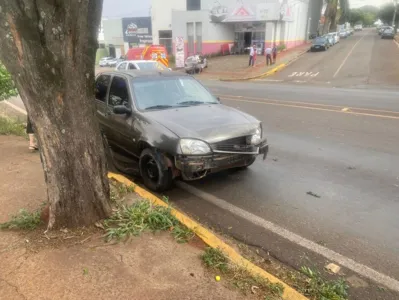 Acidente envolveu um Ford Fiesta e uma moto