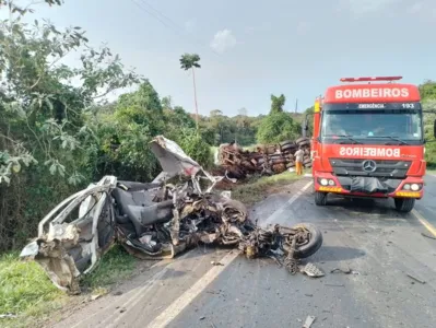 Acidente envolveu um carro de aplicativo, um VW/Voyage e um caminhão