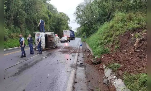 Carro-forte tomba após bater em barranco no sudoeste do Paraná