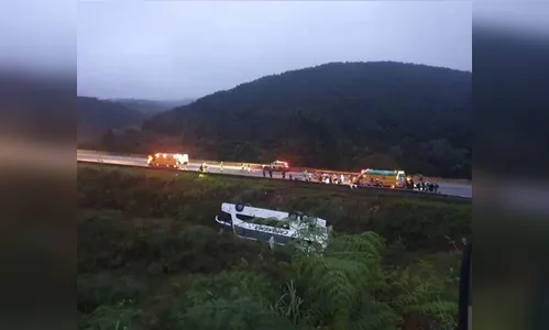 Ônibus com 52 passageiros cai em ribanceira e deixa um morto no PR