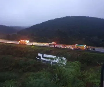 Acidente ocorreu no km 30,8, próximo à represa do Capivari, e envolveu um ônibus da empresa Capanema Tour