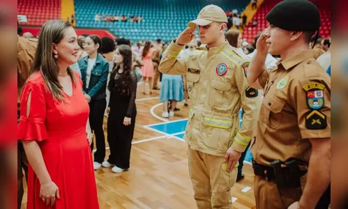 Irmãos são aprovados no mesmo concurso e prestam ‘continência’ à mãe