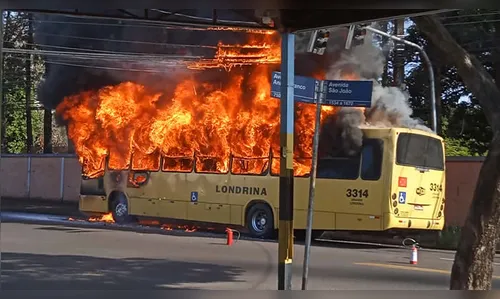 Ônibus é atingido por incêndio na zona leste de Londrina