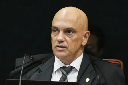 Alexandre de Moraes durante sessão extraordinária do STF