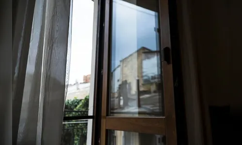 Casal dorme com a janela aberta e criminoso furta casa em Apucarana