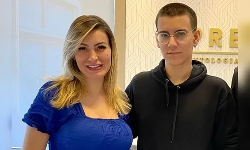 Filho de Andressa Urach diz que vê pornografia com profissionalismo