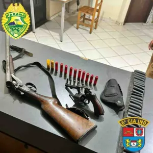 As armas foram apreendidas após o homem ameaçar a esposa com um revólver