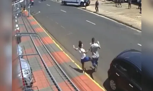 Mulher dá rasteira e derruba suspeito de tentar roubar a loja dela