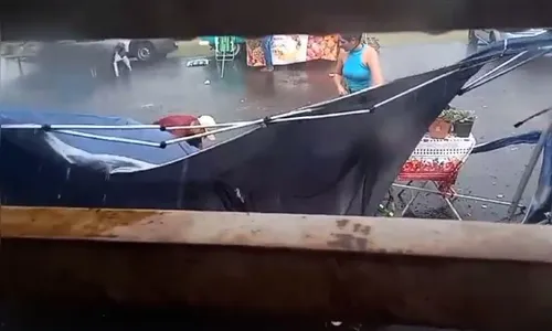 Vendaval surpreende feirantes em Apucarana; veja