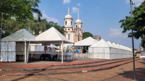 Barracas típicas estão sendo montadas em frente à Igreja Matriz