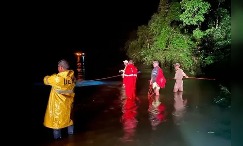 Bombeiros encontram corpo de criança em veículo arrastado em rio no PR