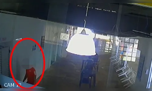 Youtuber famoso é flagrado espionando mulher tomando banho em academia