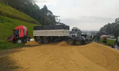 Engavetamento com oito veículos deixa sete feridos na BR-277