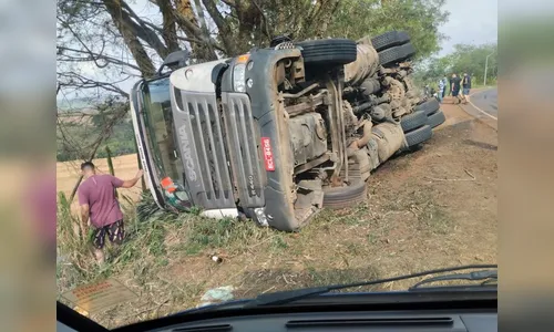 Carreta tomba após atropelar pedestre de 64 anos em Novo Itacolomi