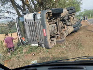 Carreta ficou tombada no acostamento após acidente