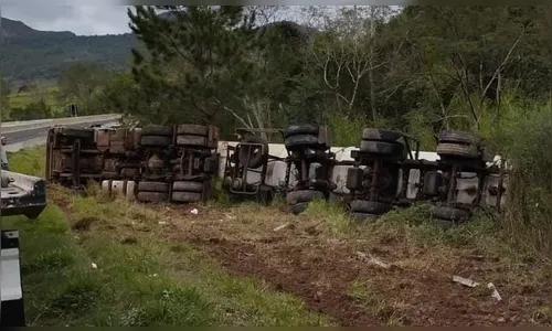 Motorista fica ferido após tombamento de carreta na Serra do Cadeado