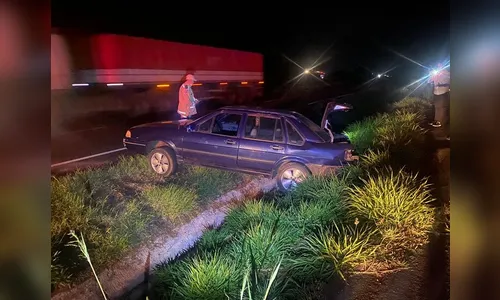 Carro cai em canaleta da BR-376 e deixa dois feridos em Apucarana