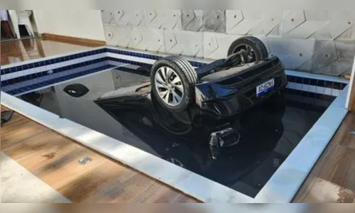Jovem morre afogada após carro cair dentro de piscina de casa