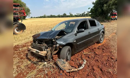 Caminhão tenta ultrapassagem e provoca colisão traseira entre carros