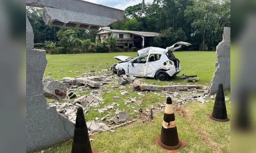 Homem de 29 anos morre após bater carro em muro de empresa no PR