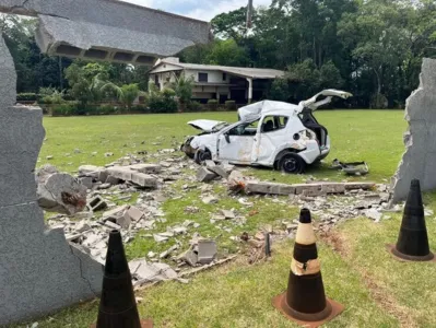 Carro chegou a atravessar o muro após a colisão