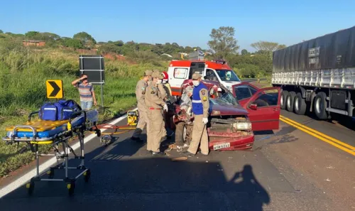 Carro ficou totalmente destruído no acidente