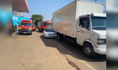 Idoso de 88 anos colide carro com traseira de caminhão em Apucarana