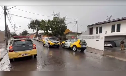 Homem tenta furtar carro de policial militar e toma tiro na perna
