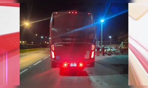 Assaltantes forçam ônibus a parar com tiros no PR e roubam passageiros