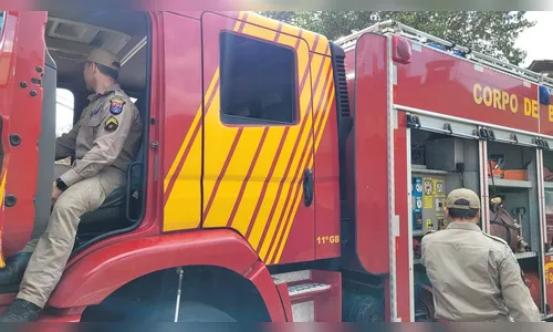 Carreta cai em ribanceira e mobiliza Corpo de Bombeiros em Jandaia