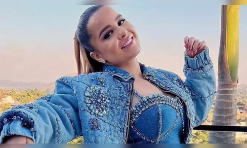 De shortinhos jeans, Maiara coloca pernões para jogo: ''Muito gata''