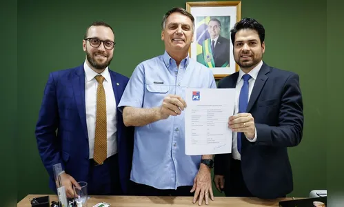 Bolsonaro abona ficha de filiação de Adan Lenharo no PL de Apucarana