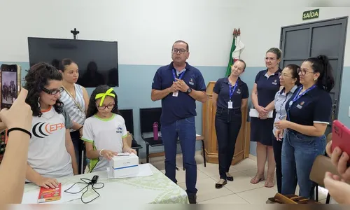 NRE entrega óculos de inteligência artificial para 5 alunos da região