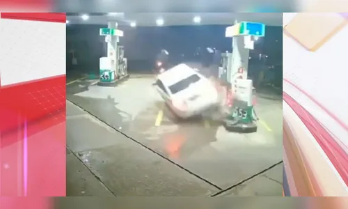 Motorista em alta velocidade invade posto e atropela duas pessoas