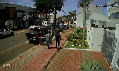 Câmera filma dupla que furtou loja em Apucarana; um acabou preso