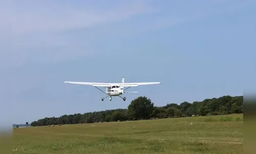 Homem usa avião para perseguir e assediar mulher durante quatro anos