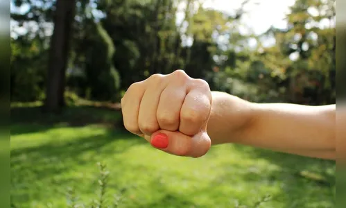 Homem leva soco no olho da esposa durante discussão; PM foi acionada