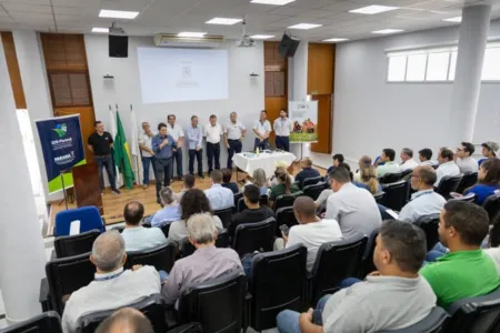 Encontro está sendo sediado no auditório do Crea