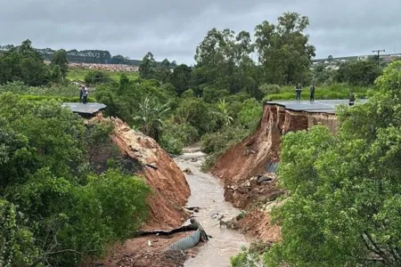 Equipes do DER/PR permanecem no local orientando condutores, já tendo disponibilizado sinalização de emergência para prevenir acidentes