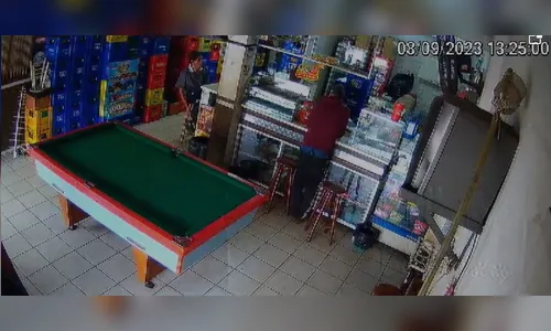 Vídeo mostra momento que rapaz furta celular em bar; veja