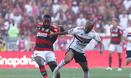 Gerson, do Flamengo, e Lucas, do São Paulo, disputam bola